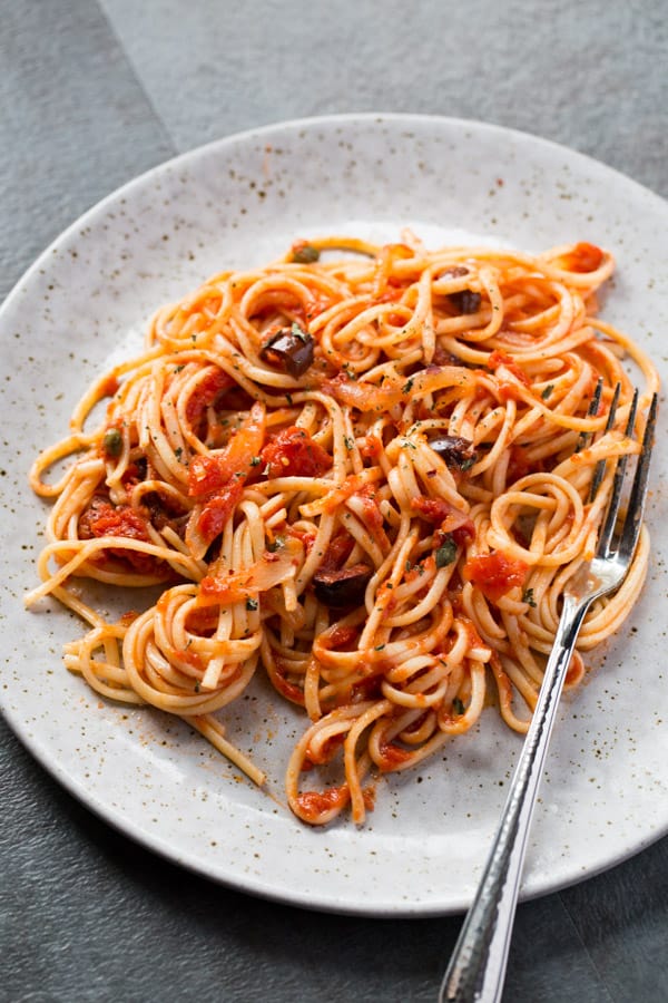 https://cookfasteatwell.com/wp-content/uploads/2018/04/Quick-Pasta-with-Tomatoes-and-Olives-Weeknight-20-Minute-Meal.jpg