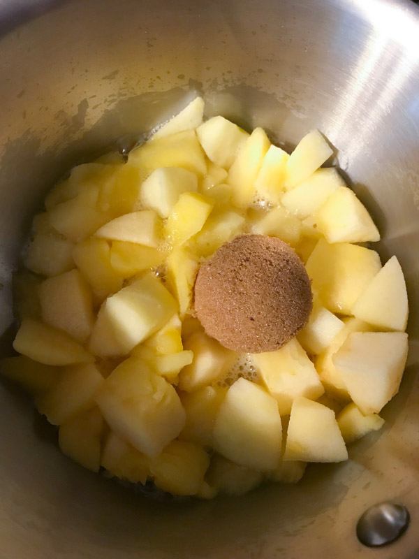 Cut apples in a small pan with brown sugar. 