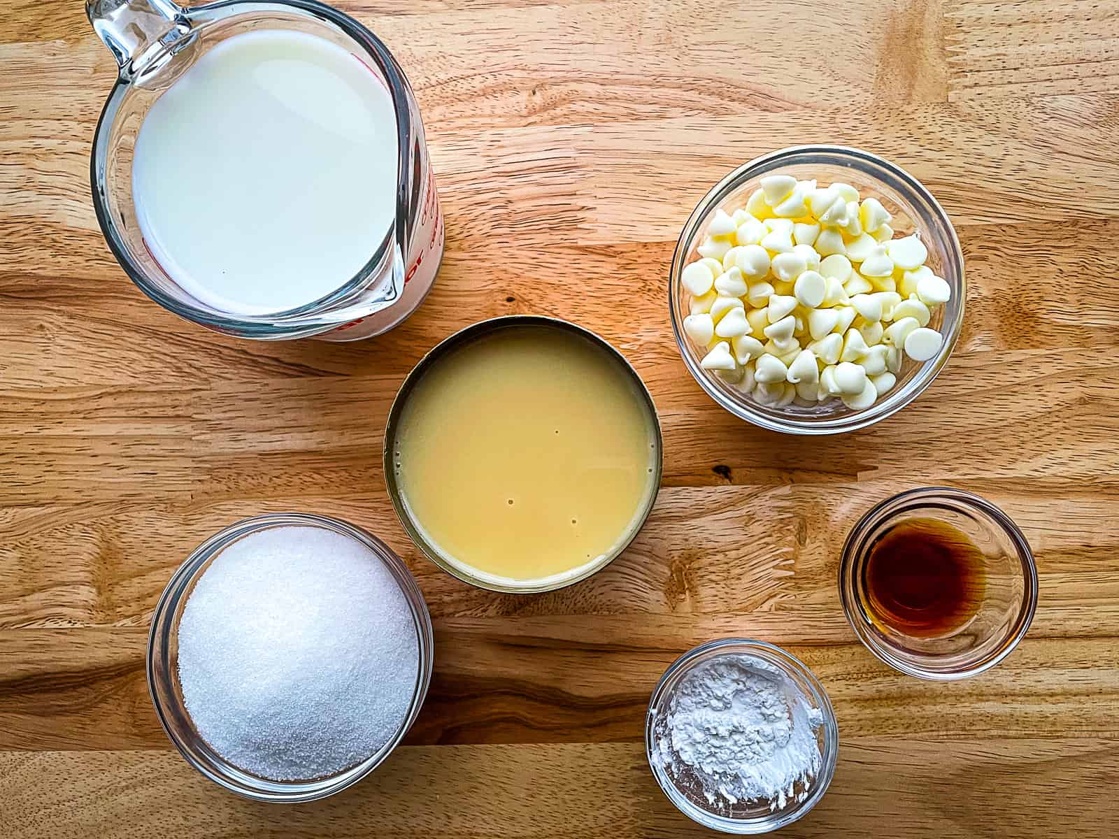 Ingredients for white chocolate sauce.